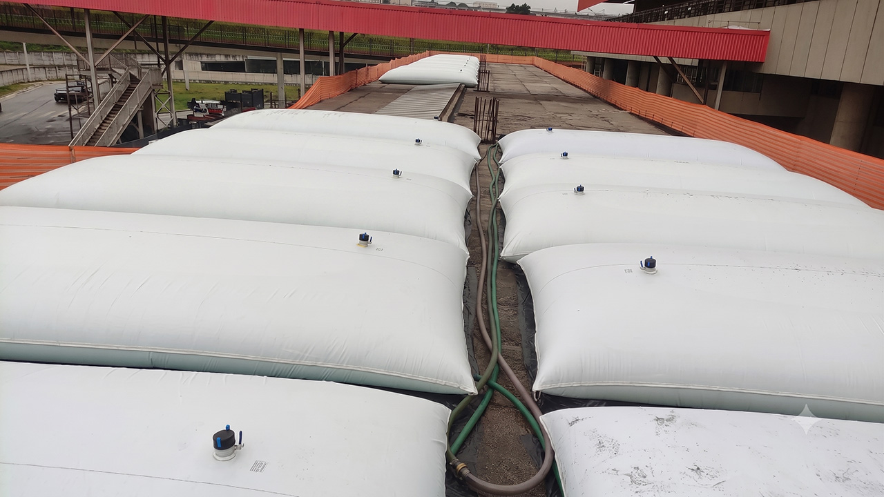 Prova de carga em laje de concreto com bags de água Prova de carga em laje de concreto com bags de água